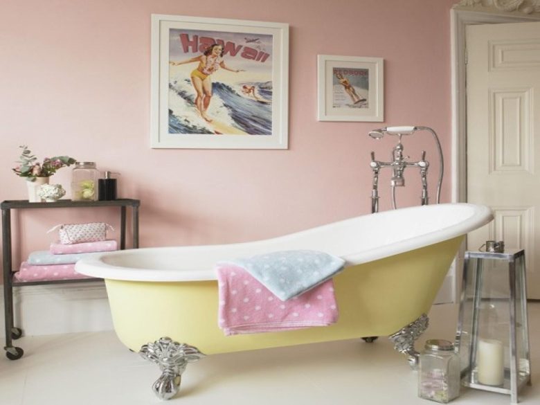 bagno-romantico-rosa-e-giallo-paglia