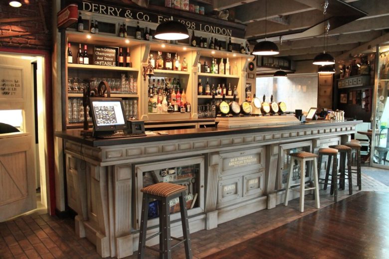come arredare un angolo bar in casa in stile inglese 6