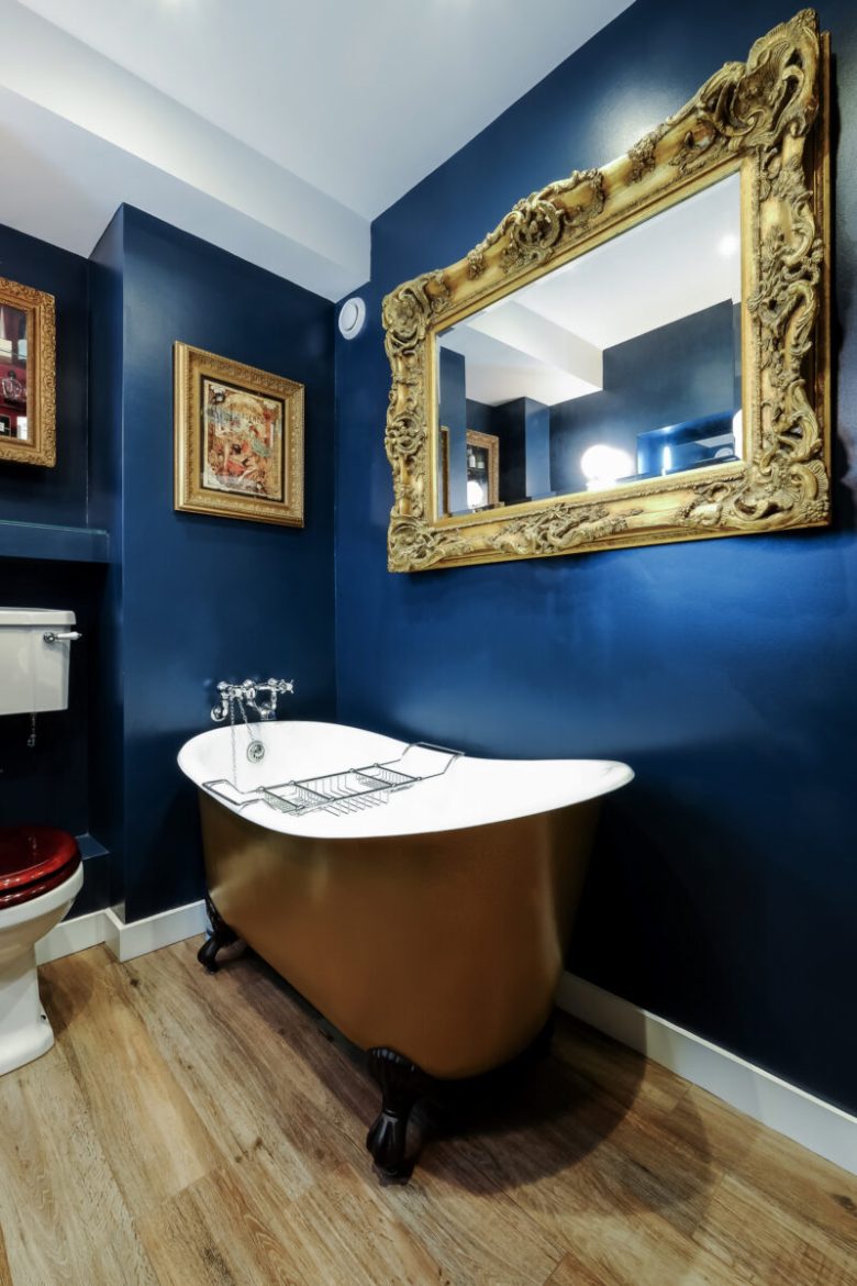 bagno-romantico-blu-navy-e-oro