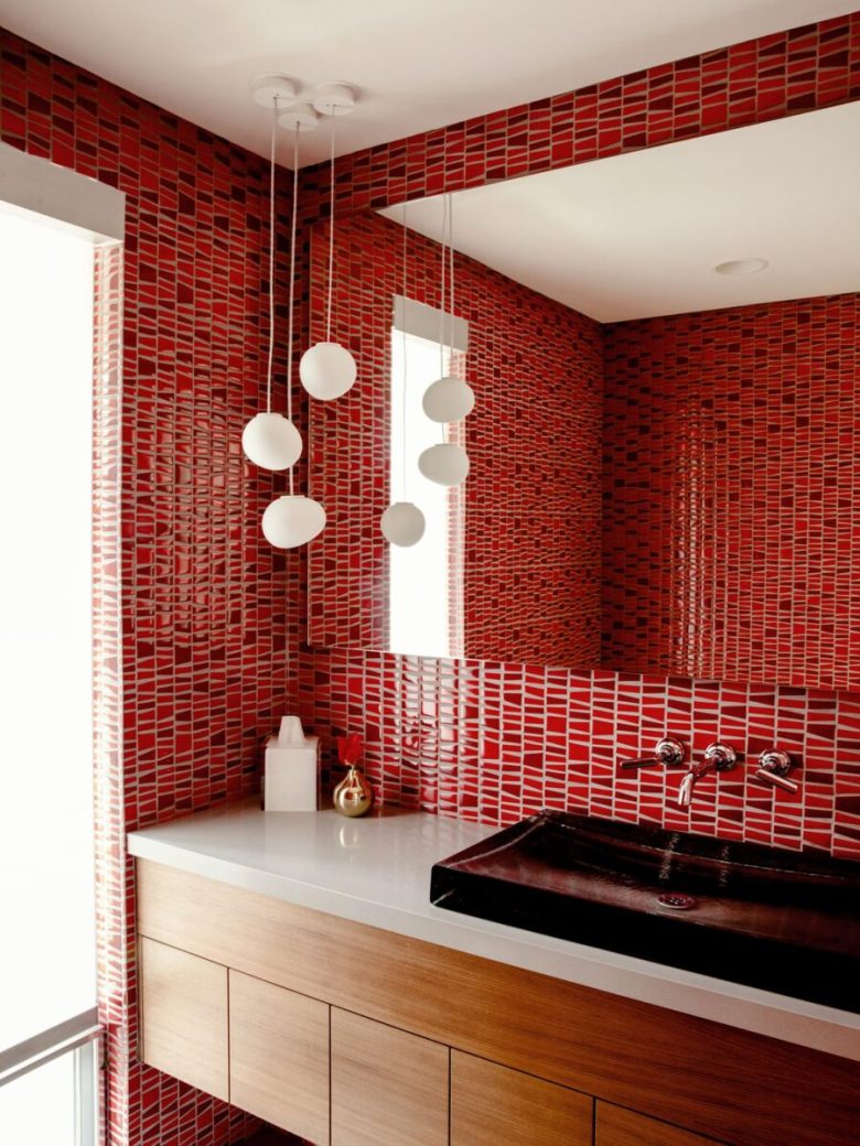 bagno-romantico-rosso-e-legno