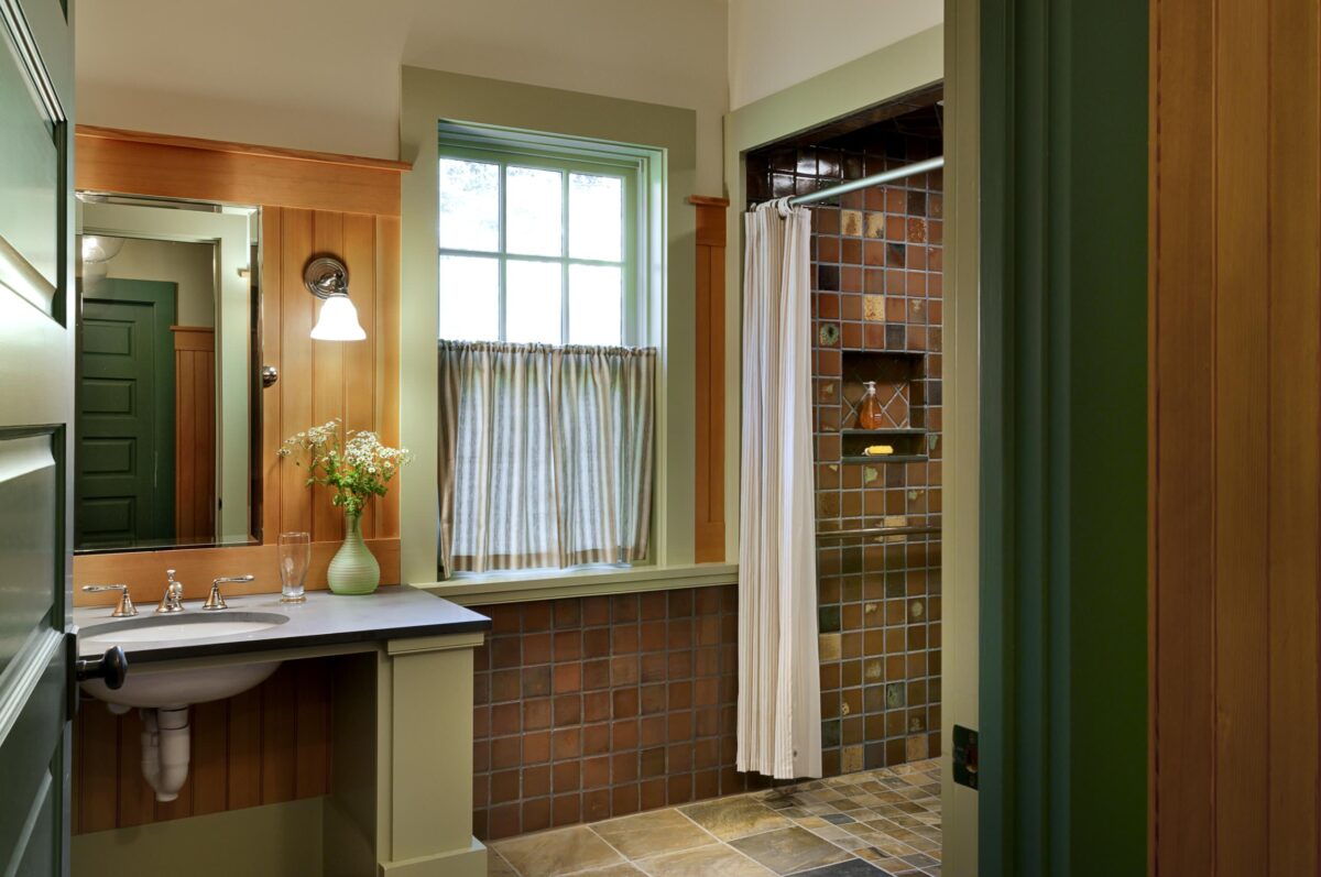 bagno-rosso-mattone-verde-bosco