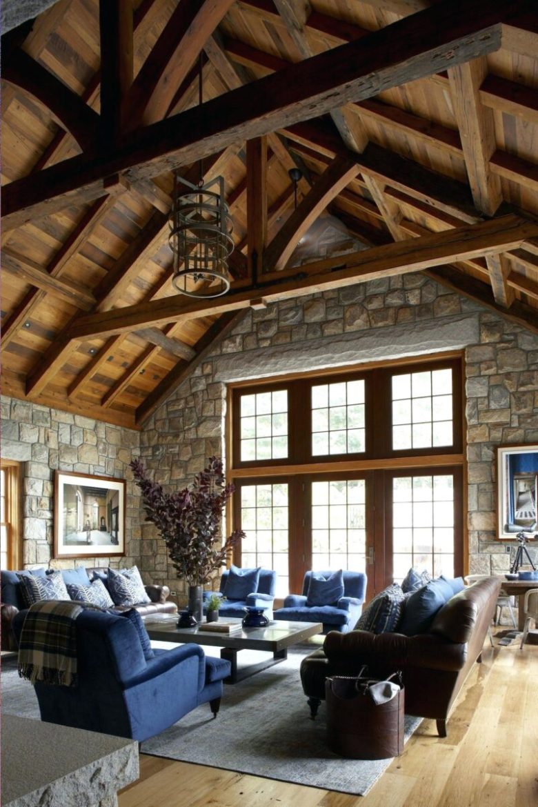soggiorno-stile-rustico-velluto-e-travi-legno