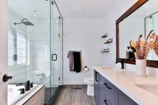 10 trucchi per ingrandire un bagno piccolo