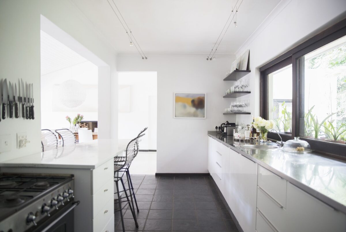 10-trucchi-per-ingrandire-una-cucina-piccola-04