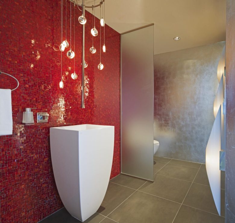bagno-pareti-con-piastrelle-rosso-brillante