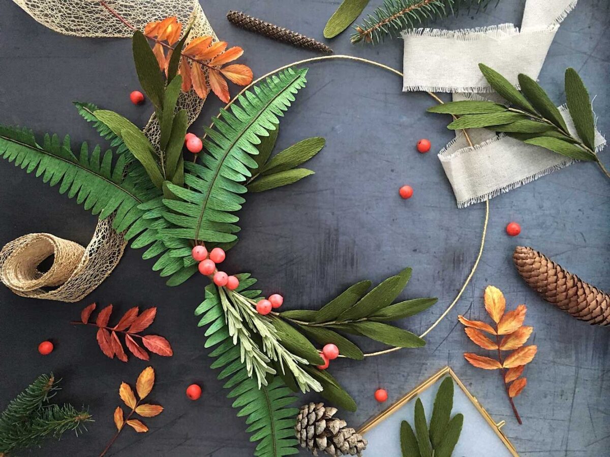 Decorazioni natalizie low cost: 5 idee con la carta crespa