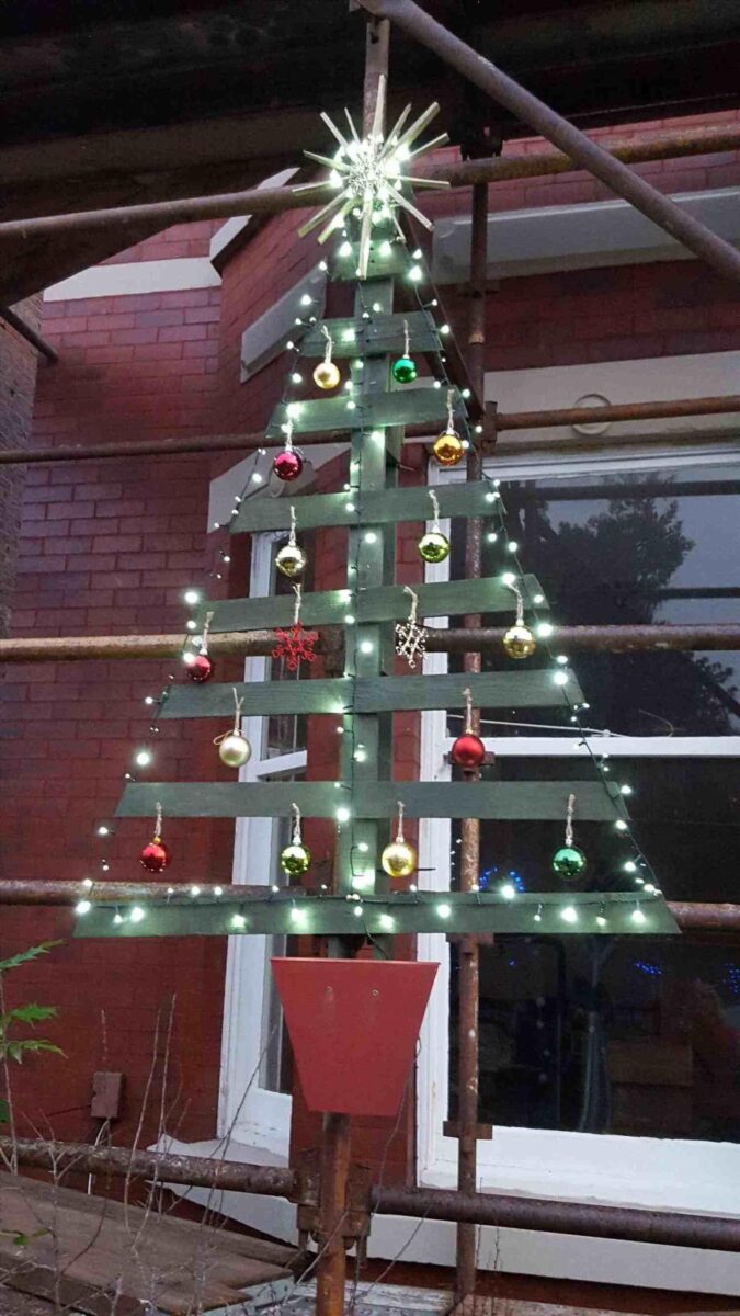 riciclare-pallet-per-creare-decorazioni-natalizie-20