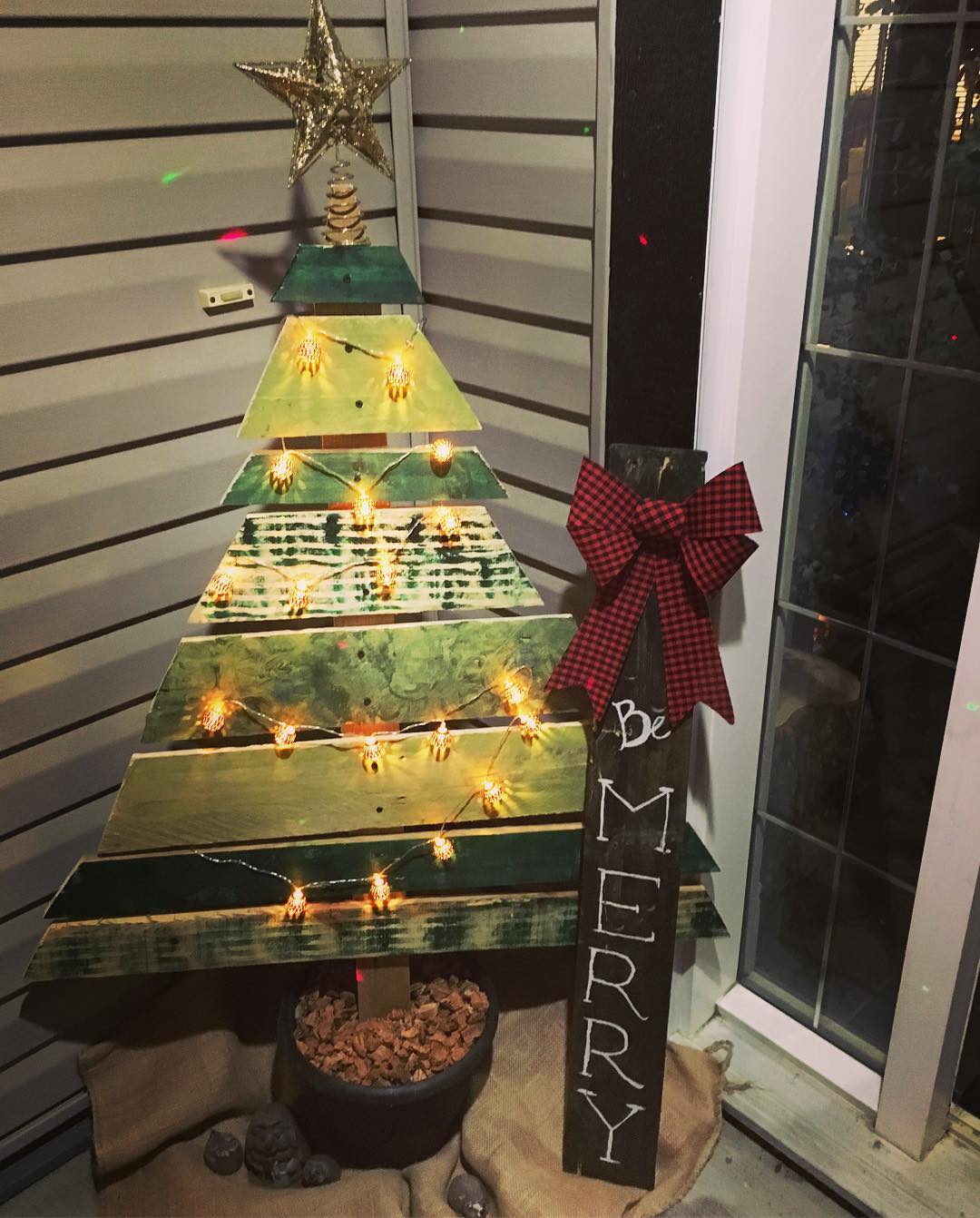 riciclare-pallet-per-creare-decorazioni-natalizie-32