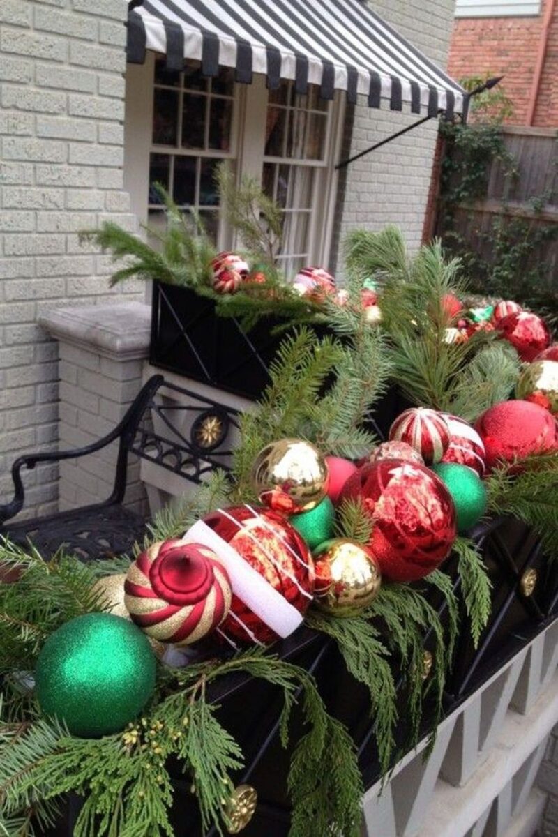 abbellire-balcone-capodanno-angolo-palline