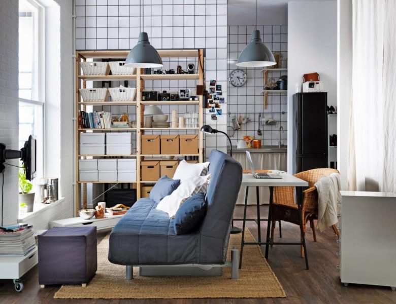 camera-studio-con-divano-letto-azzurro-e-rattan