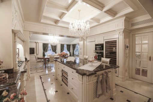 Cucina classica con isola: eleganza e versatilità