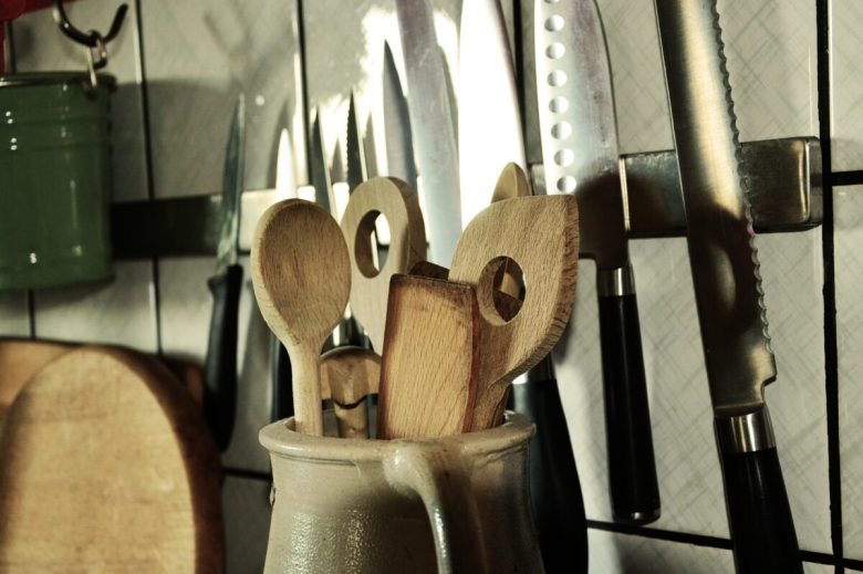 Come-fare-a-pulire-la-cucina-in-legno-7