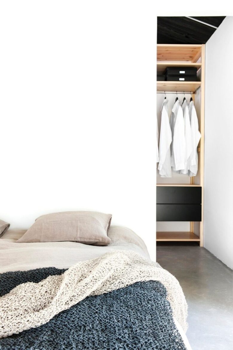 cabina-armadio-dietro-al-letto-con-testata-a-colonna