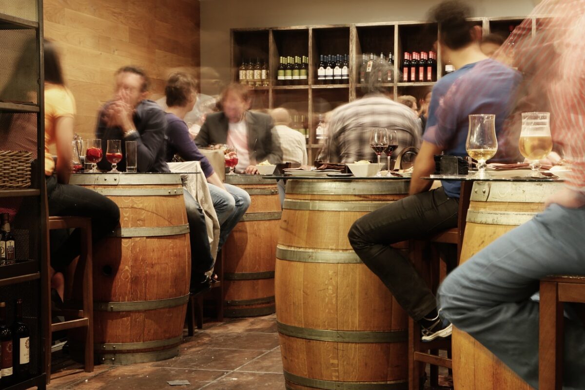 Bar rumoroso ed il disturbo della quiete pubblica: ecco cosa fare