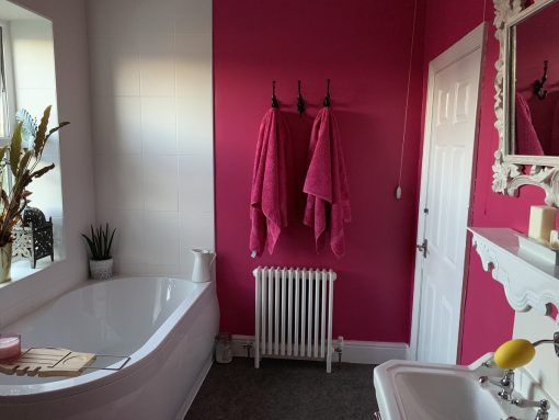 Splendide idee per il bagno dalle pareti fucsia
