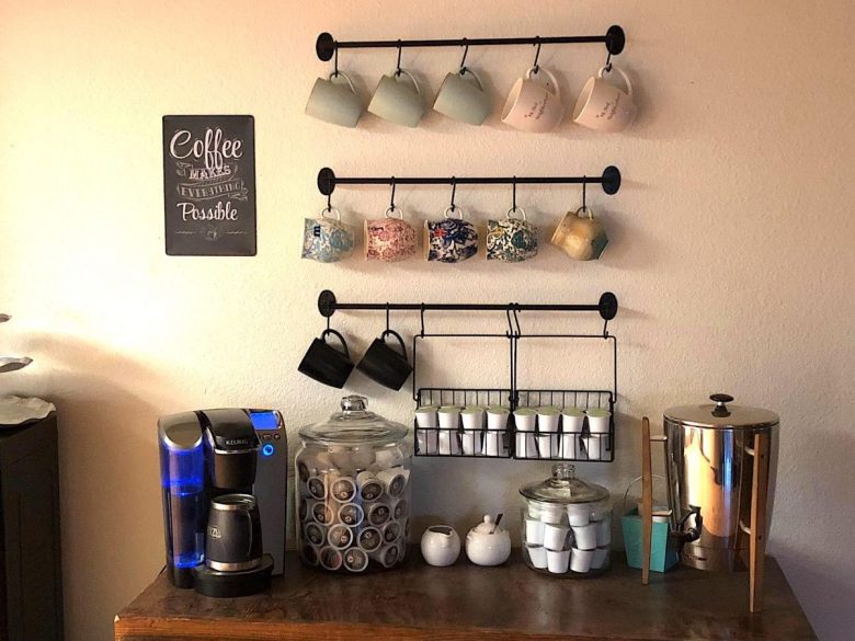 idee-appendere-sistemare-tazze-cucina-angolo