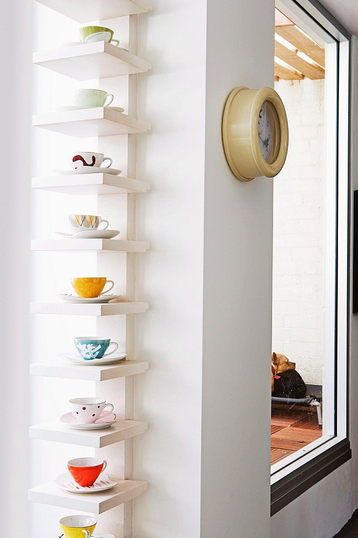 idee-appendere-sistemare-tazze-cucina-mensole