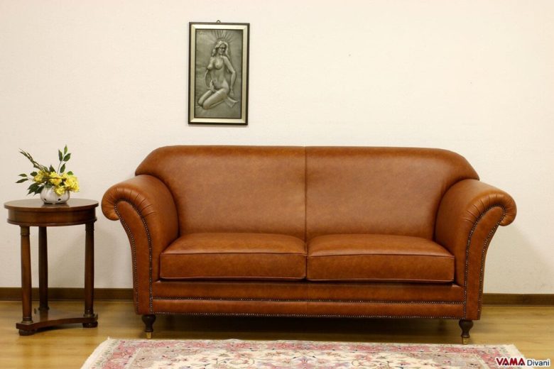 divano classico marrone con borchie in pelle marrone chiaro vint