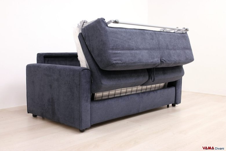 Divano letto a ribalta con materasso alto e porta guanciali
