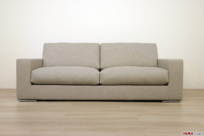 Divano moderno con cuscini in piuma