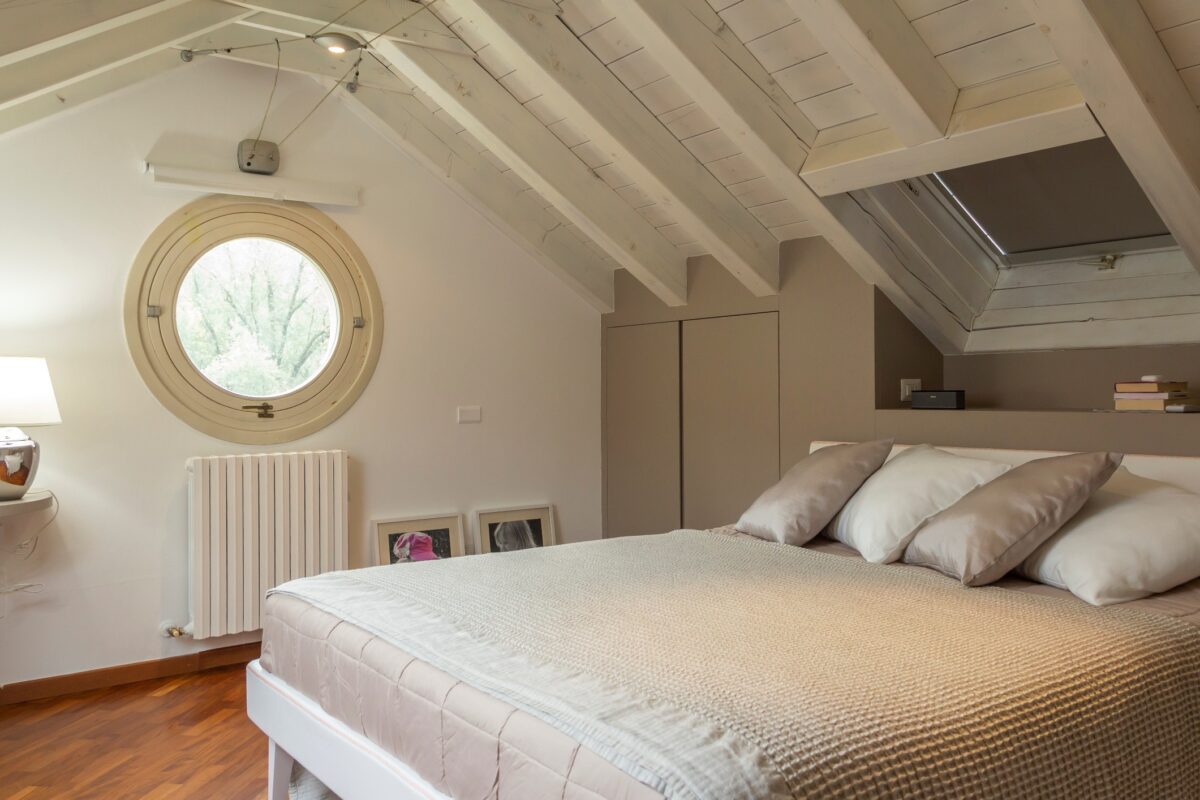 camera-da-letto-classica-per-mansarda
