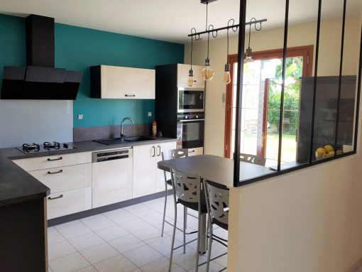 Cucina pareti color petrolio: mix di fantasia