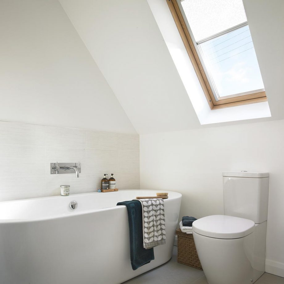 bagno-piccolo-moderno-mansardato-con-lucernario