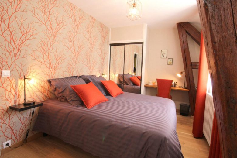 camera-letto-pareti-color-aragosta-1
