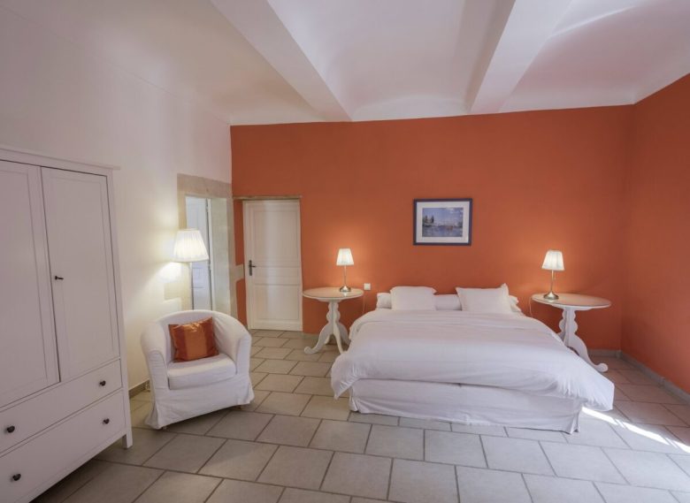 camera-letto-pareti-color-aragosta-12