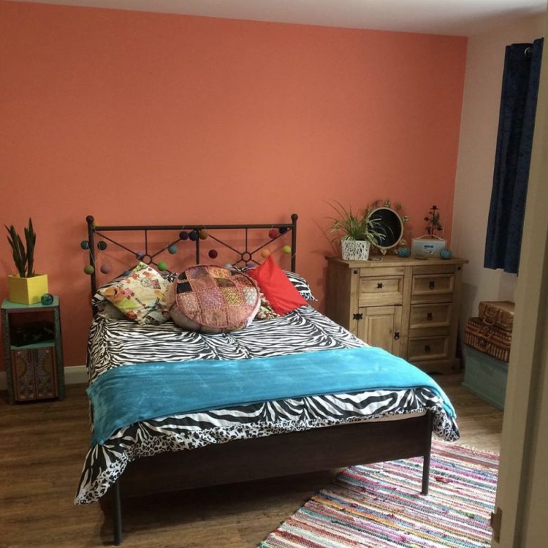 camera-letto-pareti-color-aragosta-14