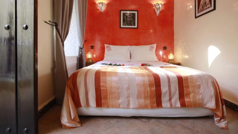 camera-letto-pareti-color-aragosta-2