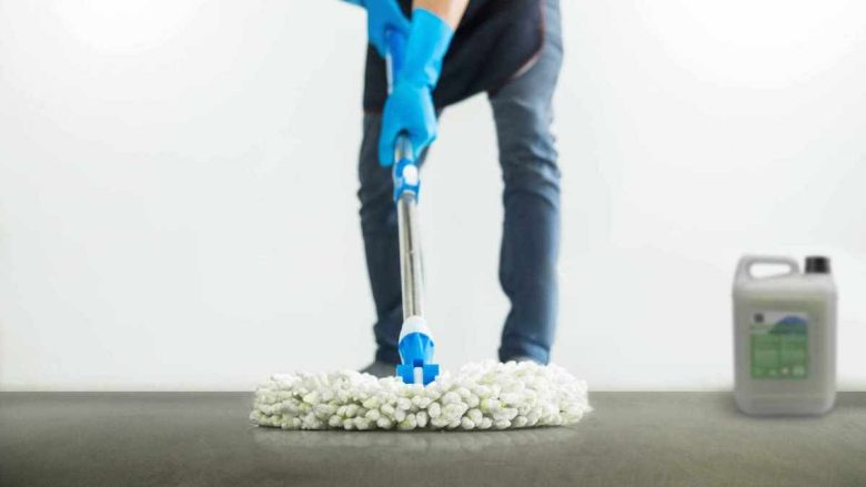 come-pulire-pavimento-microcemento-detergenti