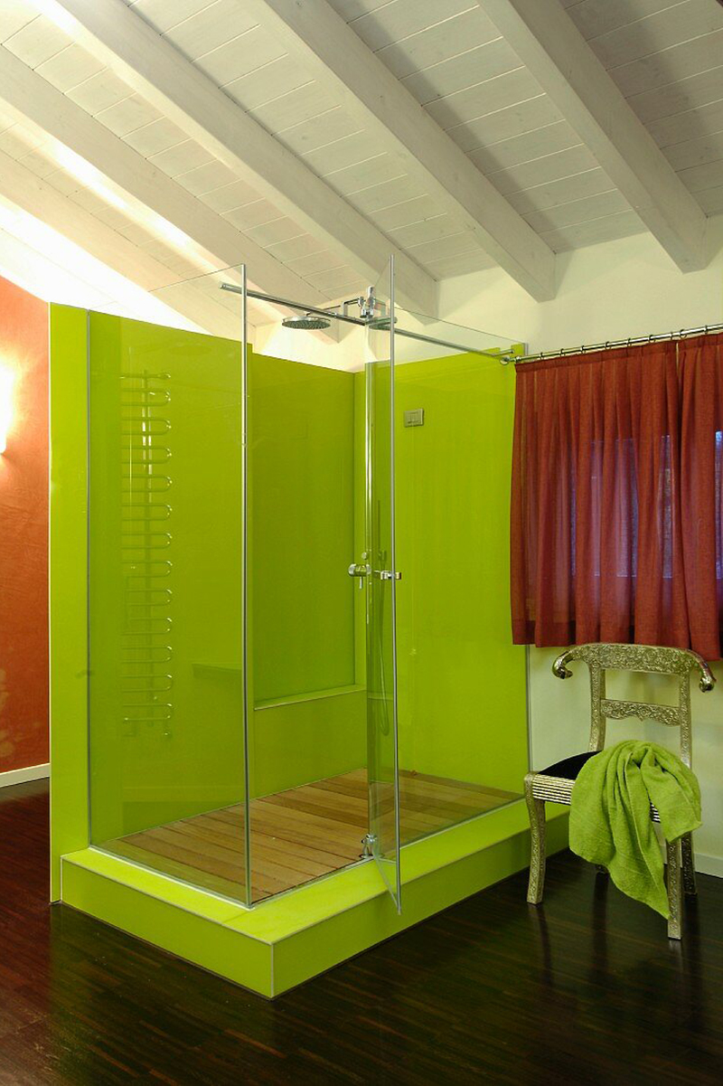 Modernes Badezimmer mit limettengrüner Dusche auf einem Podest