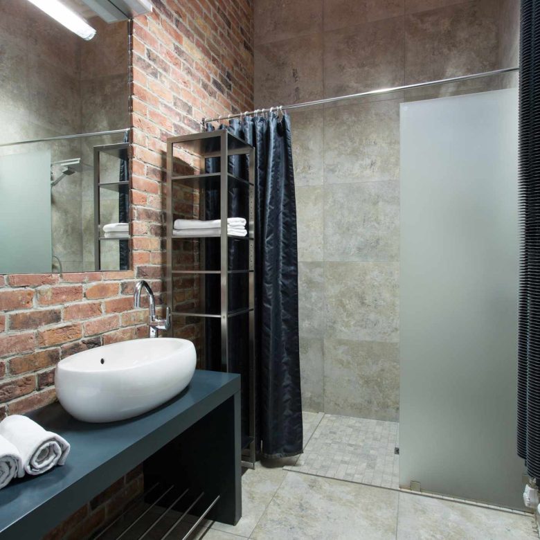 bagno-stile-industrial-chic-doccia-tenda