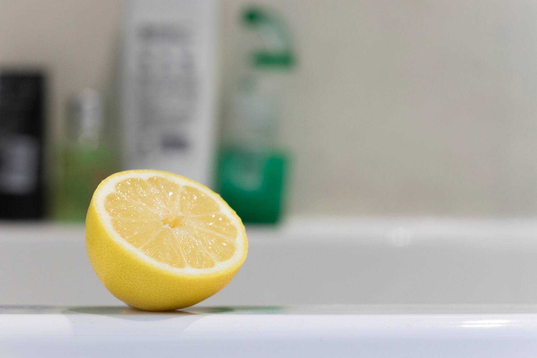 come-sgrassare-mobili-cucina-acciaio-limone