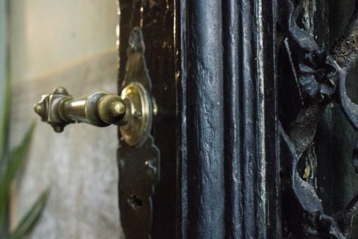 Come far tornare lucide le maniglie di ottone: i migliori rimedi naturali e prodotti