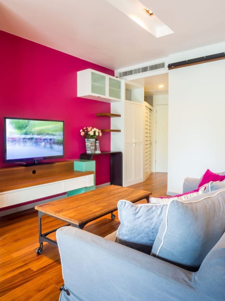 soggiorno-pareti-color-magenta-1