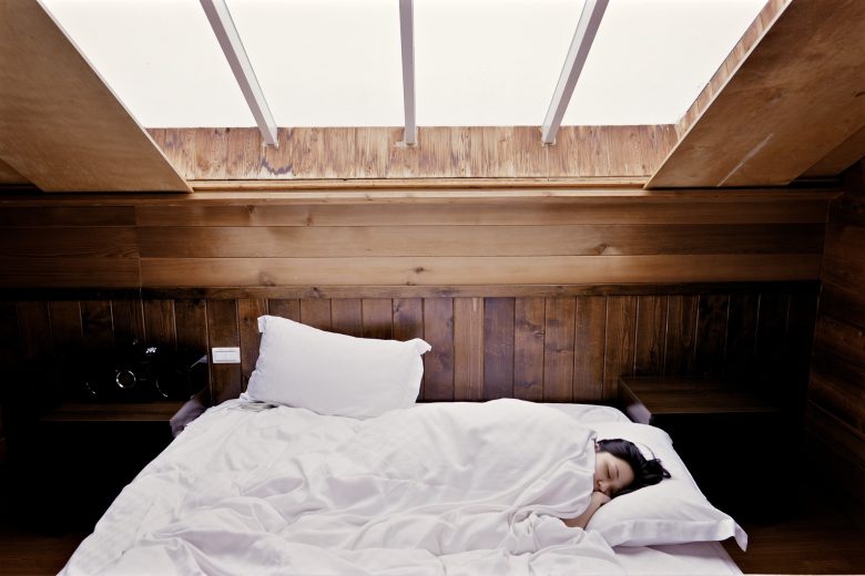 camera-da-letto-stretta-e-lunga-come-farla-sembrare-più-grande-2
