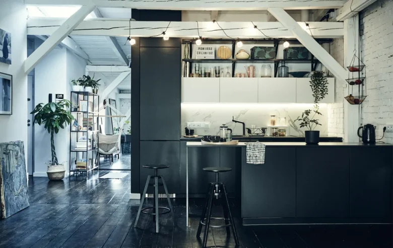 cucina-nera-in-un-open-space-con-travi-bianche-a-vista-e-pav-a8130a81c26330c512f52847c5dee797