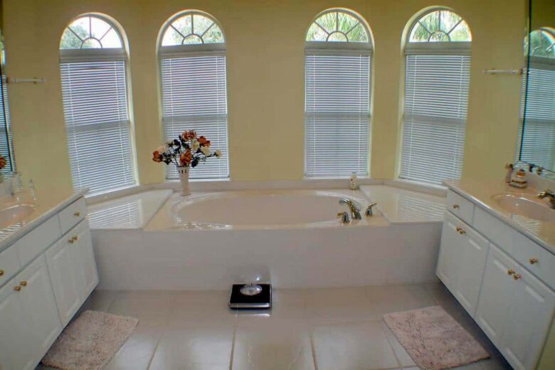 Bagno pareti color giallo miele