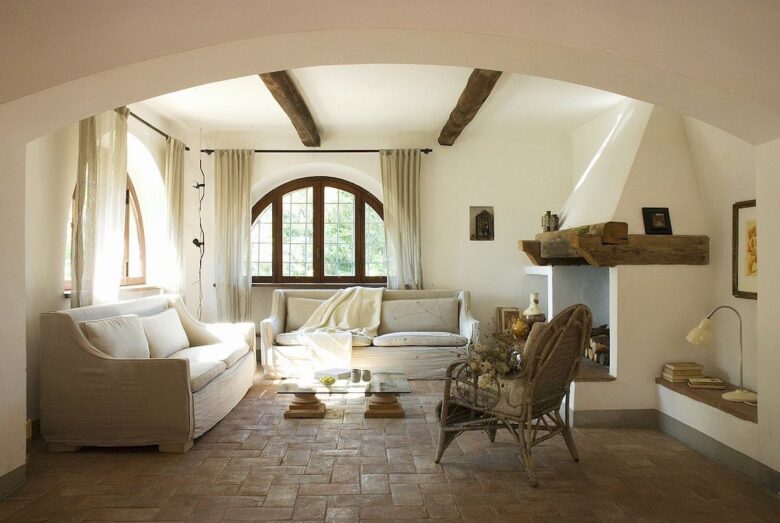 Ein Wohnzimmer mit Sitzmˆbeln, Kamin und Terrakottaboden