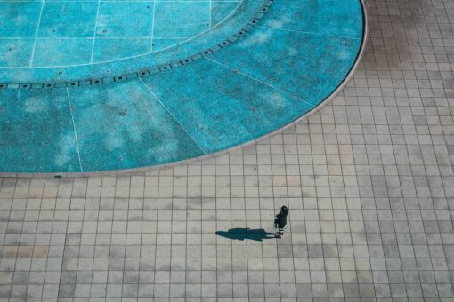Come pulire il fondale della piscina