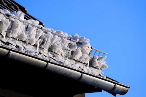 Cade la neve dal tetto del Condominio: chi paga i danni?