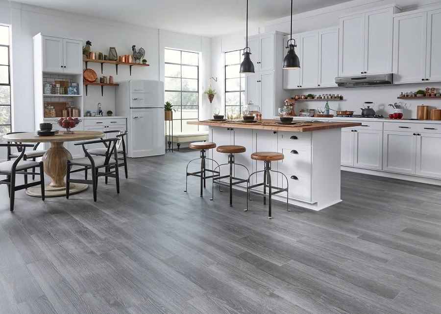 Cucina-parquet-pietra-ricostruita