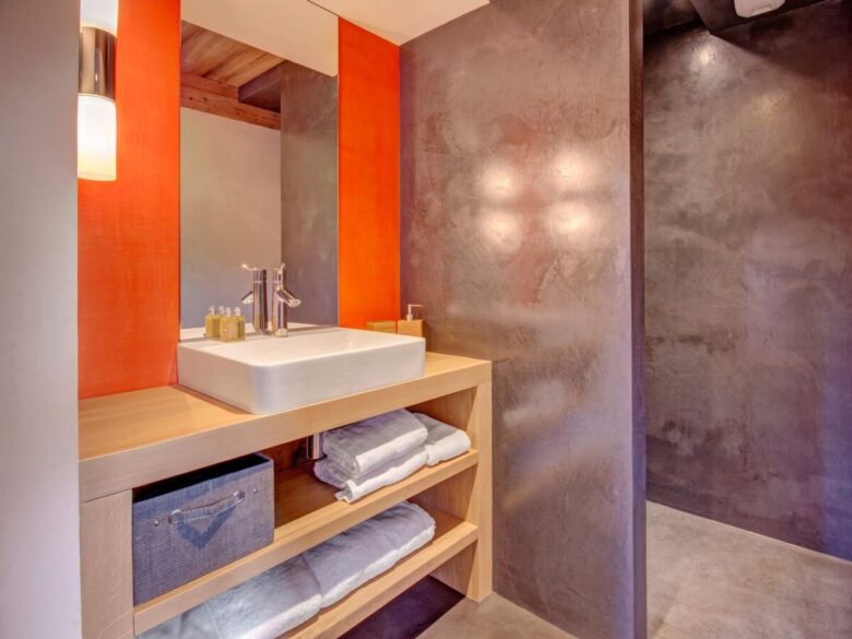 Bagno pareti color ambra