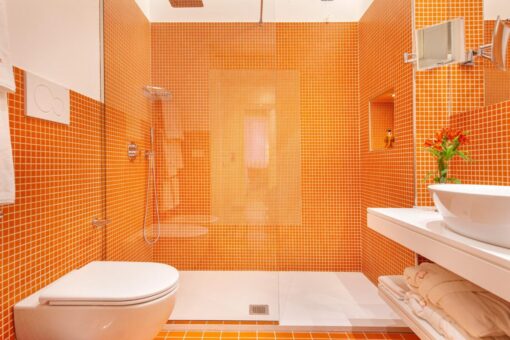 Bagno pareti color ambra: spunti coinvolgenti