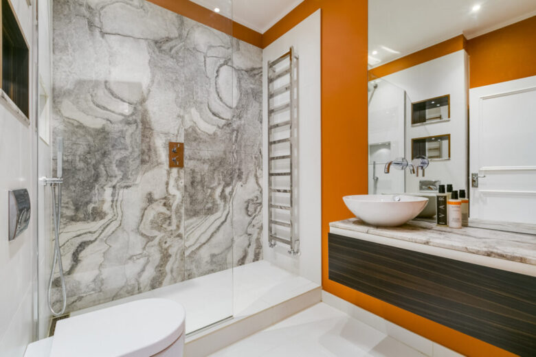 Bagno pareti color ambra