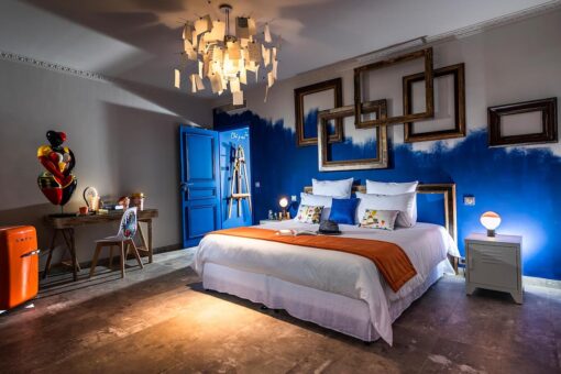 Pareti camera da letto colore blu Klein: idee, abbinamenti e ispirazioni