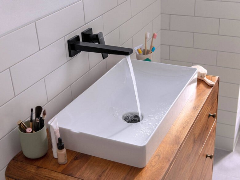 accenti metallici bagno provenzale moderno