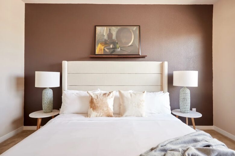 camera-da-letto-pareti-color-nocciola-17